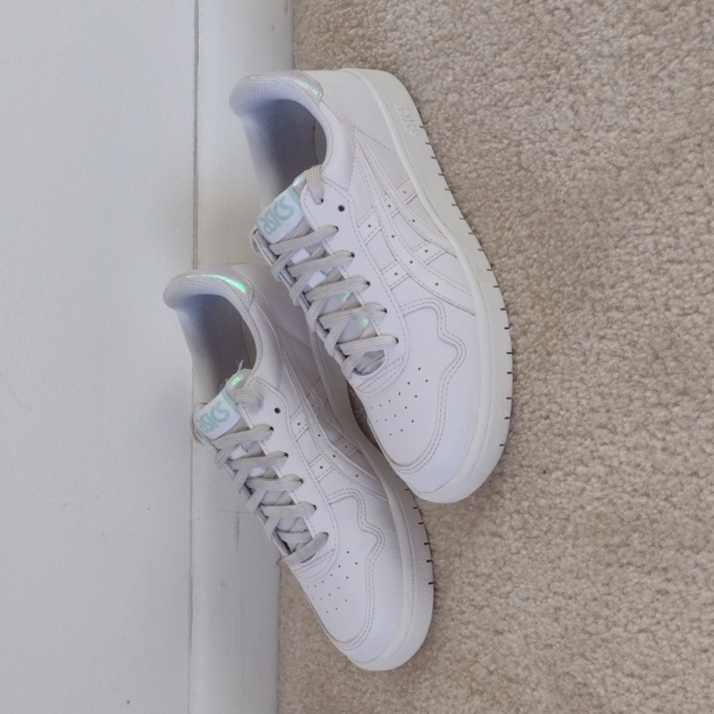 Women's Asics size 7 color white court shoe - Picture 4 of 6